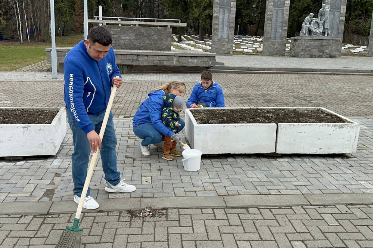 Молодогвардейцы привели в порядок братские могилы и территории памятников в 58 регионах.