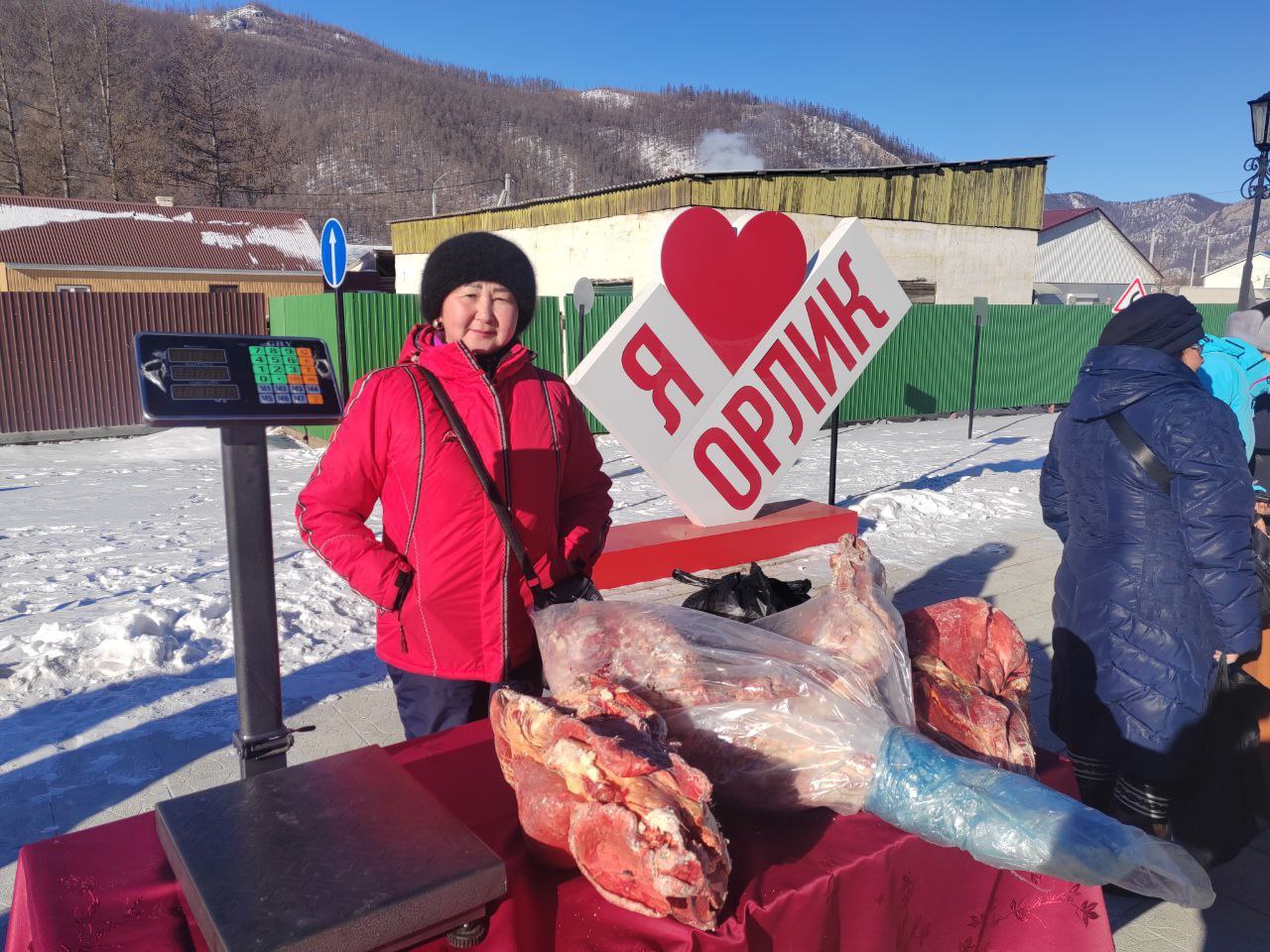 На площадке &quot;Арбат&quot; в Орлике, возведённой по нацпроекту &quot;Жилье и городская среда&quot; прошла ямарка сельхозпродукции.