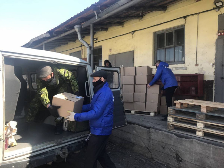 60% гумпощи, отправленной на Донбасс и освобожденные территории, собрано региональными отделениями "Единой России". 60% гумпощи, отправленной на Донбасс и освобожденные территории, собрано региональными отделениями "Единой России".